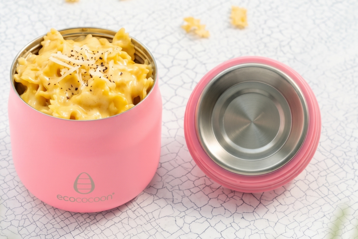 Stainless steel insulated food jar with cheesy pasta inside